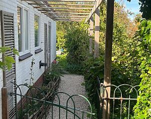 Schaduwrijke veranda bij Vakantiehuis in Groet, Noordzeekust, Noord-Holland