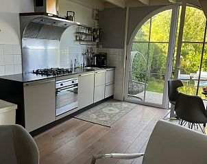 Ruime keuken met tuinzicht in Vakantiehuis in Groet, Noordzeekust, Noord-Holland