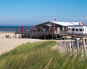 Authentieke entree van vakantiehuis NH043 in Groet, Noordzeekust, Noord-Holland met houten gevel.