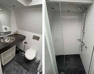 Gezellig terras bij vakantiehuis NH043 in Groet, Noordzeekust, Noord-Holland met uitzicht op de tuin.