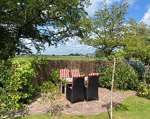 Intieme zithoek in de tuin van vakantiehuis NH043 in Groet, Noordzeekust, Noord-Holland met uitzicht.