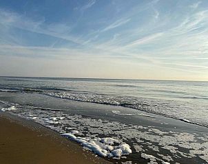 Comfortabele slaapkamer in vakantiehuis NH043 in Groet, Noordzeekust, Noord-Holland met twee bedden.