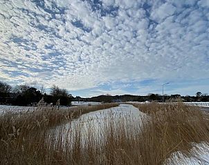 Gezellige woonkamer in vakantiehuis NH043 in Groet, Noordzeekust, Noord-Holland met open haard.