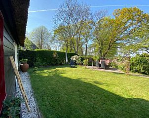 Sfeervol verlichte avond bij vakantiehuis NH043 in Groet, Noordzeekust, Noord-Holland met gezellige ambiance.