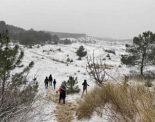 Stijlvolle woonkamer in vakantiehuis NH043 in Groet, Noordzeekust, Noord-Holland met comfortabele stoelen.