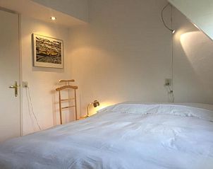 Gezellige keuken in NH072 vakantiehuis, Groet, Noordzeekust, met houten details en moderne apparatuur.