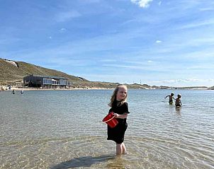 Knusse zithoek bij het raam in NH072 vakantiehuis, Groet, Noordzeekust, ideaal voor ontspanning.