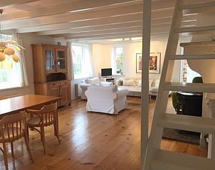 Slaapkamer met comfortabel bed in NH072 vakantiehuis, Groet, Noordzeekust, voor een goede nachtrust.