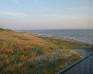 Eethoek met stijlvolle verlichting in NH072 vakantiehuis, Groet, Noordzeekust, voor gezellige diners.