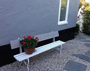 Slaapkamer met kunstwerk in NH072 vakantiehuis, Groet, Noordzeekust, biedt rust en comfort.