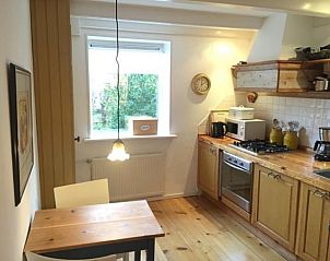 Schaduwrijke tuin met zitgelegenheid bij NH072 vakantiehuis, Groet, Noordzeekust.