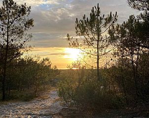 Slaapkamer met houten balken in NH141 vakantiehuis Groet Noordzeekust Noord-Holland