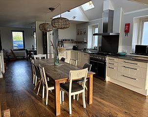 Open ruimte met houten vloer in NH141 vakantiehuis Groet Noordzeekust Noord-Holland