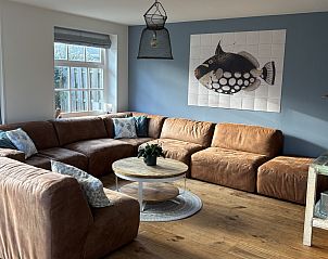 Tweepersoonskamer met houten balken in NH141 vakantiehuis Groet Noordzeekust Noord-Holland