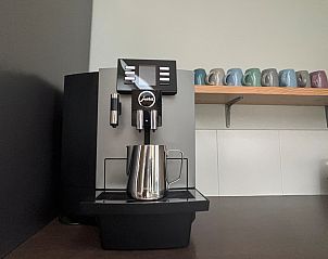 Kinderen bouwen zandkastelen op het strand bij NH141 Groet Noordzeekust Noord-Holland