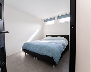 Volledig uitgeruste keuken in NH496 vakantiehuis Groet Noordzeekust met moderne apparatuur.