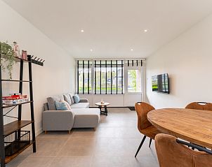 Slaapkamer in NH496 vakantiehuis Groet Noordzeekust met stijlvolle opbergmogelijkheden.