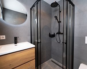 Schone en moderne keuken in NH496 vakantiehuis Groet Noordzeekust met veel licht.