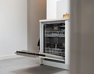 Moderne gootsteen en keukenaccessoires in NH496 vakantiehuis Groet Noordzeekust.