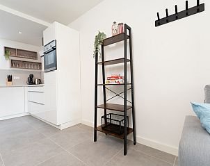 Zithoek in NH496 vakantiehuis Groet Noordzeekust met uitzicht op de tuin.