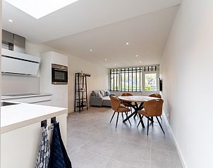 Gezellige woonkamer in NH496 vakantiehuis Groet Noordzeekust met veel licht.