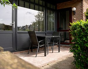 Buitenterras van NH496 vakantiehuis Groet Noordzeekust met groene omgeving.