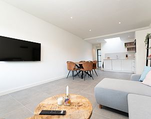 Comfortabele bank in NH496 vakantiehuis Groet Noordzeekust met moderne decoratie.