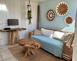 Stijlvolle zitruimte in Huisje in Groet, een vakantiehuis aan de Noordzeekust, Noord-Holland.