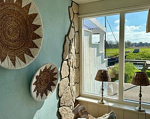 Gezellige binnenruimte met decoratieve elementen in Huisje in Groet, Noordzeekust, Noord-Holland.