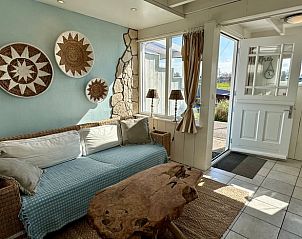 Lichte woonkamer van Huisje in Groet, vakantiehuis aan de Noordzeekust, Noord-Holland.