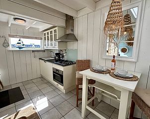 Moderne keuken in Huisje in Groet, vakantiehuis aan de Noordzeekust, Noord-Holland.