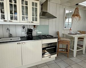 Functionaliteit en stijl in de keuken van Huisje in Groet, vakantiehuis Noordzeekust, Noord-Holland.