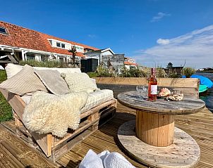 Comfortabele zitplek aan het water bij Huisje in Groet, vakantiehuis Noordzeekust, Noord-Holland.