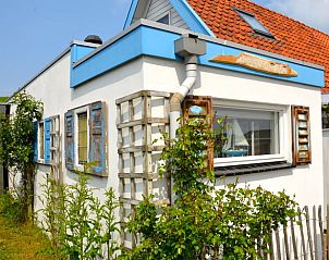 Kleurrijke buitenkant van Huisje in Groet, vakantiehuis aan de Noordzeekust, Noord-Holland.