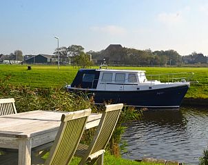 Rustig uitzicht op de boot en natuur bij Huisje in Groet, vakantiehuis Noordzeekust, Noord-Holland.