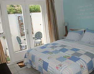 Sfeervolle slaapkamer in Huisje in Groet, vakantiehuis aan de Noordzeekust, Noord-Holland.