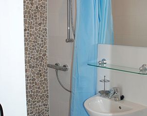 Moderne badkamer in Huisje in Groet, vakantiehuis aan de Noordzeekust, Noord-Holland.