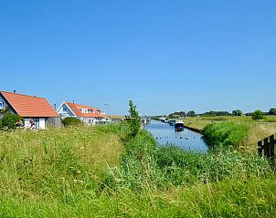 Pittoresk kanaal in de buurt van Huisje in Groet, vakantiehuis Noordzeekust, Noord-Holland.