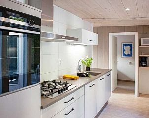Moderne keuken in vakantiehuis AanNoordzee.nl, Noordzeekust, Noord-Holland.
