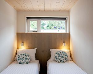 Knusse slaapkamer met uitzicht in vakantiehuis AanNoordzee.nl, Noordzeekust.