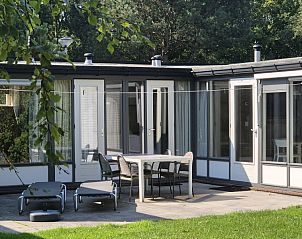 Buitenterras met groen bij vakantiehuis AanNoordzee.nl, Noordzeekust.