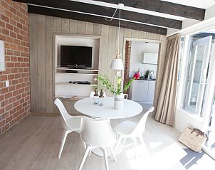 Lichte eetruimte in bungalow AanNoordzee.nl, Sint Maartenszee, Noord-Holland.