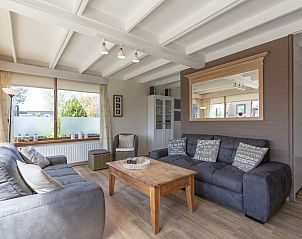 Comfortabele zithoek in Wildrijk 152 Sint Maartenszee vakantiehuis in Noord-Holland.