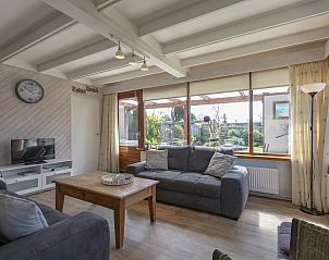 Ruime woonkamer van Wildrijk 152 Sint Maartenszee vakantiehuis met uitzicht op de tuin.