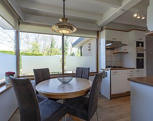 Eethoek met veel licht bij Wildrijk 152 Sint Maartenszee vakantiehuis aan de Noordzeekust.