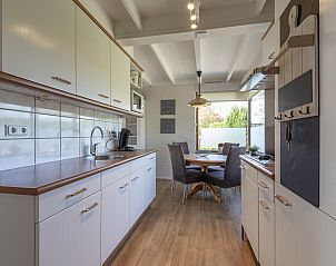 Moderne keuken in Wildrijk 152 Sint Maartenszee vakantiehuis in Noord-Holland.
