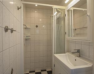 Stijlvolle badkamer in Wildrijk 152 Sint Maartenszee vakantiehuis aan de Noordzeekust.