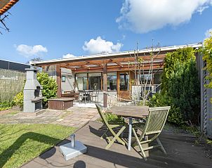 Terras met barbecue bij Wildrijk 152 Sint Maartenszee vakantiehuis in Noord-Holland.