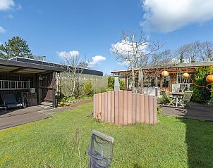 Ruime tuin met schuur bij Wildrijk 152 Sint Maartenszee vakantiehuis aan de Noordzeekust.