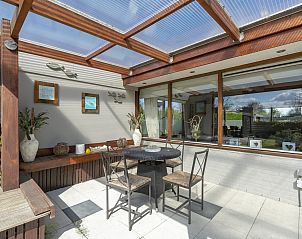 Overdekte zithoek bij Wildrijk 152 Sint Maartenszee vakantiehuis in Noord-Holland.